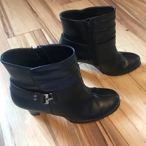 A2 Aerosole black leather bootie 7.5M